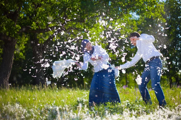 Paar bei einer lustigen Kissenschlacht — Stockfoto