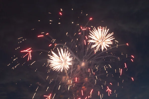 Een kleurrijke triple-burst van vuurwerk. — Stockfoto