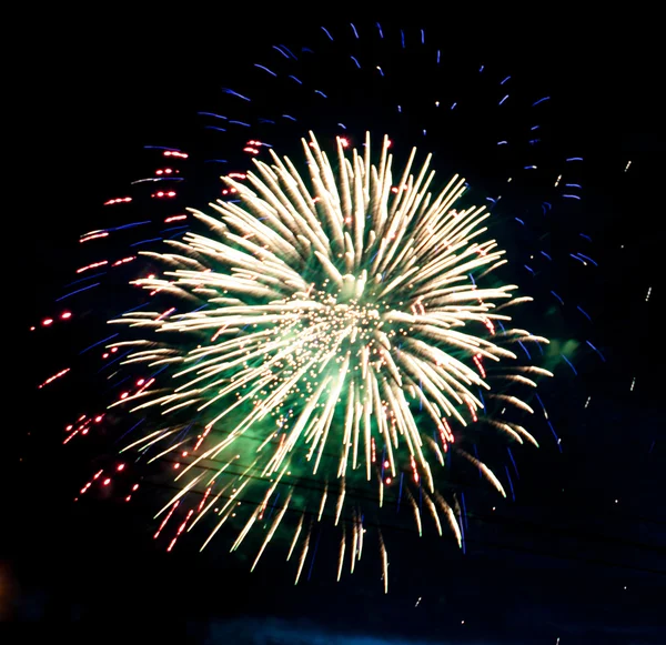 Bela exibição de fogo de artifício com o espaço para o seu texto . — Fotografia de Stock