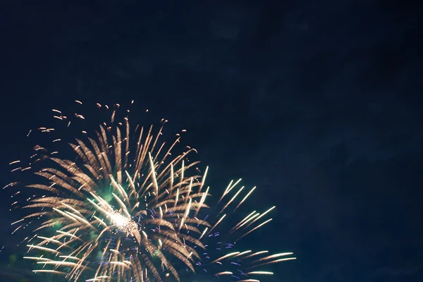 Farbenfrohes Feuerwerk und Salut in verschiedenen Farben — Stockfoto