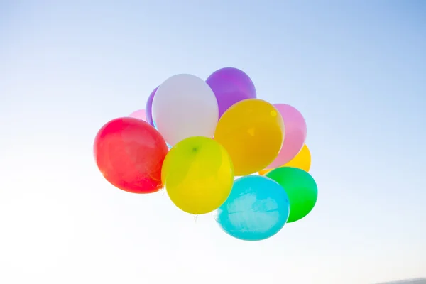 Globos de colores flota en un cielo azul. — Foto de Stock