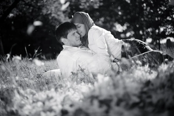 Romantic young couple relaxing outdoors in park — Stock Photo, Image