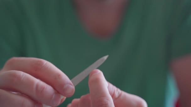 El hombre se muele las uñas y hace una manicura. — Vídeos de Stock
