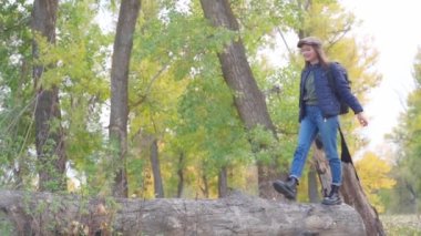 Sonbahar ormanında yürüyüşe çıkmış bir kız turist.