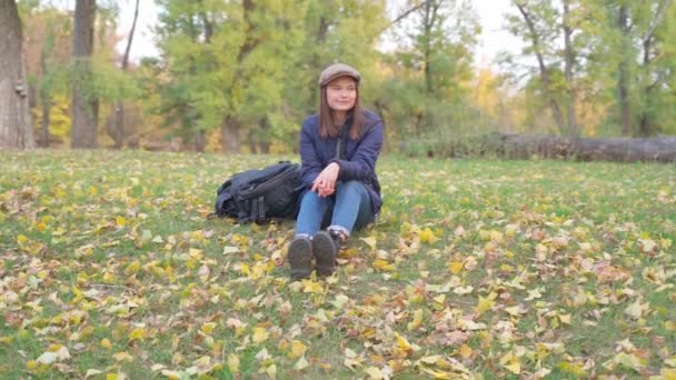 Fata turist pe o drumeție în pădurea de toamnă — Videoclip de stoc