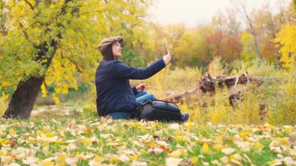 Pige turist på en vandretur i efteråret skov – Stock-video