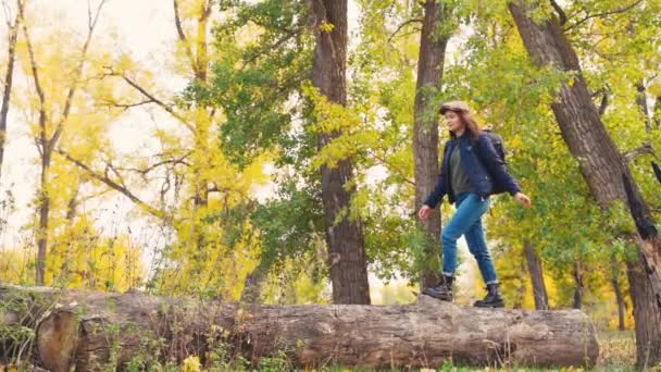 Meisje toerist op een wandeling in het herfstbos — Stockvideo