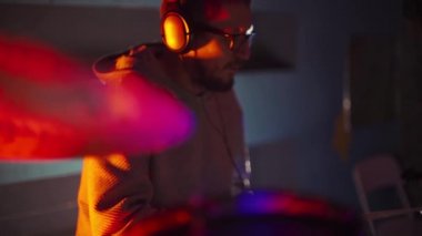 Davulcu kulüpte davul çalıyor.