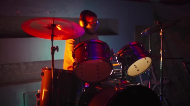 Baterista tocando bateria no clube — Vídeo de Stock