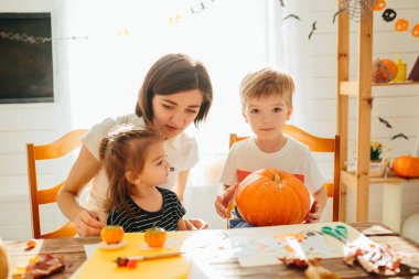 Cadılar Bayramı 'nda aile eğlenir Mutlu Cadılar Bayramı konsepti