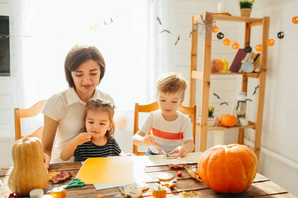 La familia se divierte en Halloween concepto de Halloween Imagen De Stock
