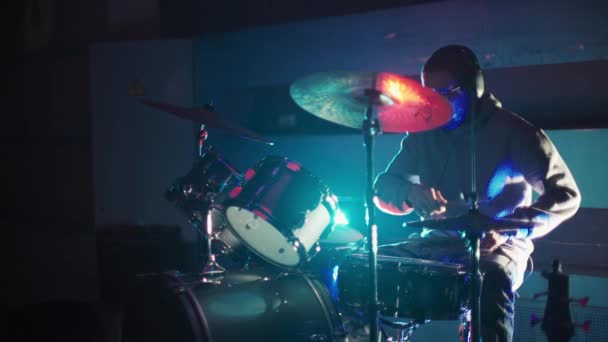 Baterista tocando bateria no clube — Vídeo de Stock