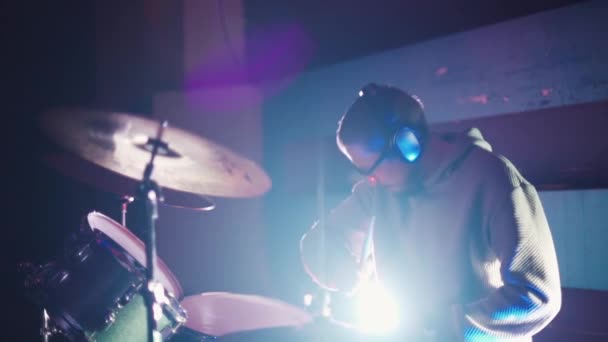 Bubeník hraje na bicí v klubu — Stock video