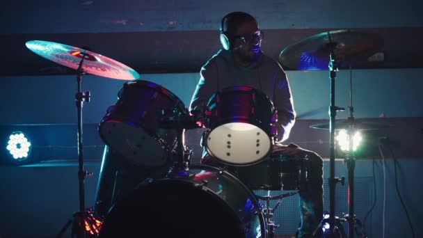 Schlagzeuger spielt Schlagzeug im Club — Stockvideo