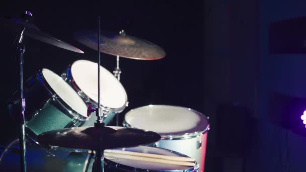 Drum kit in the spotlight of the club — Stock Video