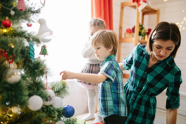 Feliz familia celebrando la Navidad en la acogedora habitación ático —  Fotos de Stock