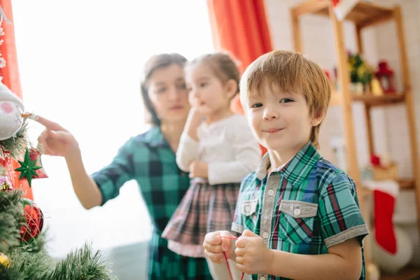 Feliz familia celebrando la Navidad en la acogedora habitación ático —  Fotos de Stock