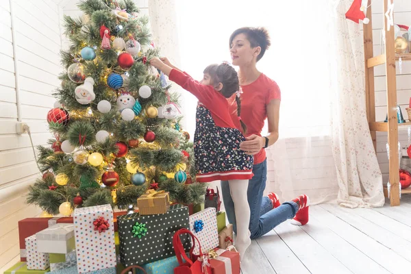 Aile Açılışı Birlikte Evde Noel Hediyeleri — Stok fotoğraf