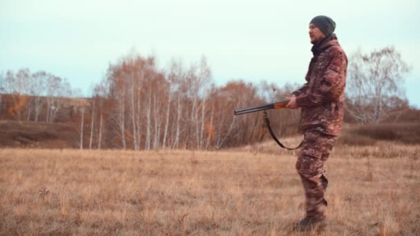 O caçador carrega a caçadeira na caça — Vídeo de Stock