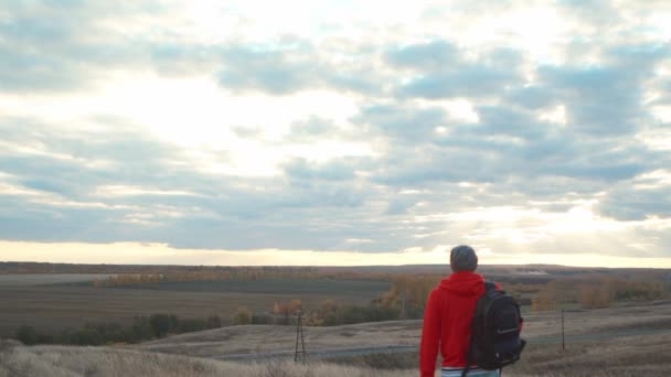 Egy férfi hátizsákkal a túrán. — Stock videók