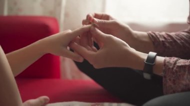 Annem çocuklarının tırnaklarını kesiyor.