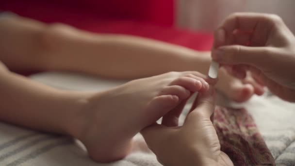Η μαμά κόβει τα νύχια της. — Αρχείο Βίντεο