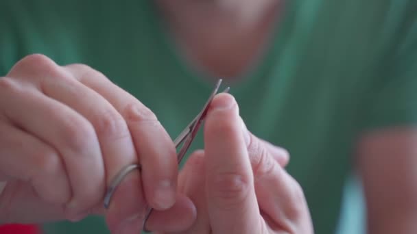 Mann schleift sich die Nägel und macht Maniküre — Stockvideo