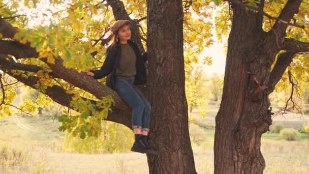 女游客在秋天的森林里徒步旅行 — 图库视频影像