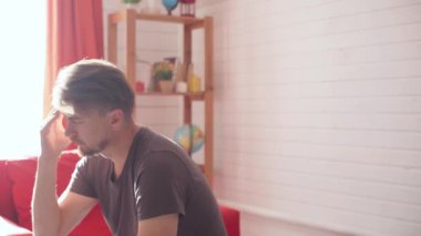 Baş ağrısı olan bir adam.