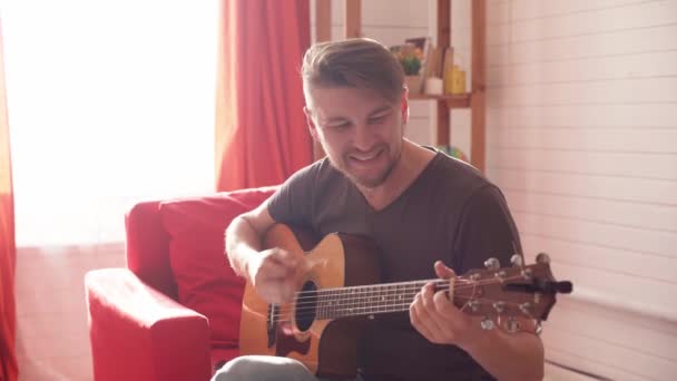 Homem toca guitarra e canta — Vídeo de Stock