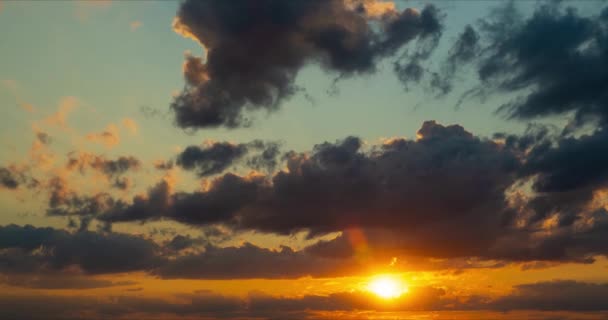 Gün batımında bulutları olan güzel bir gökyüzünün zamanı — Stok video