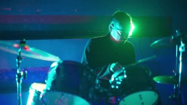 Gece kulübünde davulcu