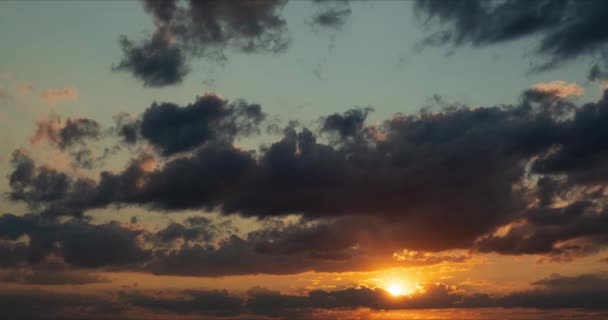 Timelapse de um belo céu com nuvens ao pôr do sol. Revers. — Vídeo de Stock