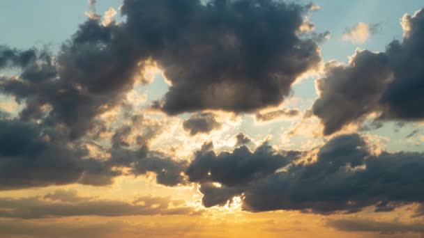 Timelapse de um belo céu com nuvens ao pôr do sol — Vídeo de Stock