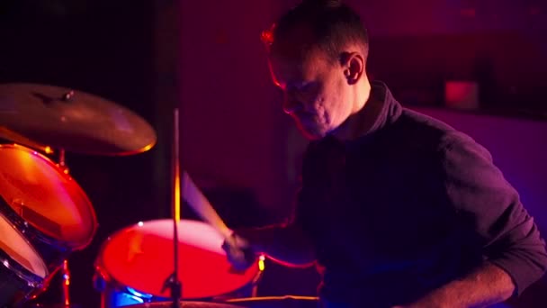 Bubeník hraje na bicí v nočním klubu — Stock video