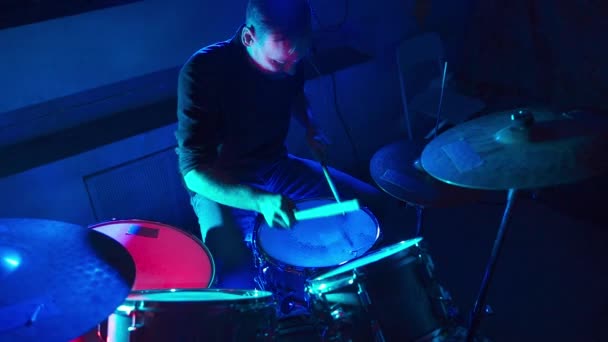 Schlagzeuger trommelt im Nachtclub — Stockvideo