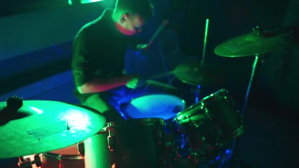 Schlagzeuger trommelt im Nachtclub — Stockvideo