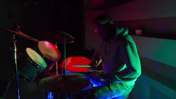 Baterista tocando bateria na boate — Vídeo de Stock