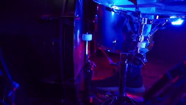 Der Schlagzeuger tritt mit einem Pedal auf die Bassdrum — Stockvideo