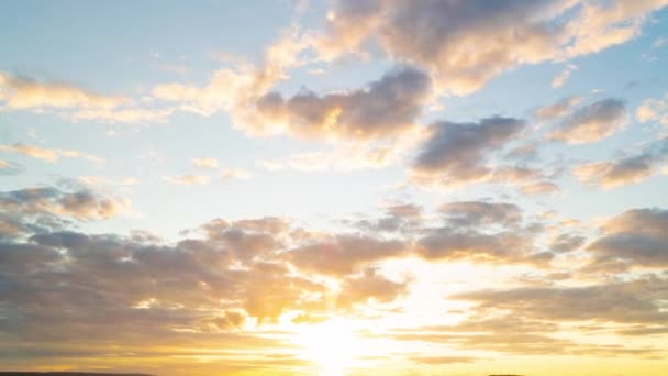 雲は日没時に空を飛ぶ。タイムラプス — ストック動画