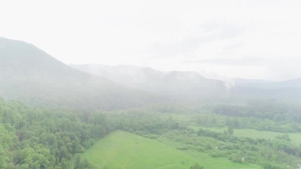 구름, 산, 숲, 산의 강에 대한 공중 영상 — 비디오