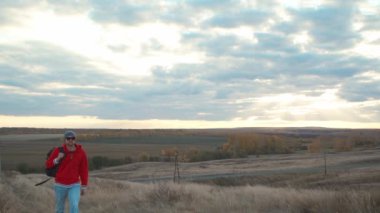 Yürüyüşe çıkmış sırt çantalı bir adam.