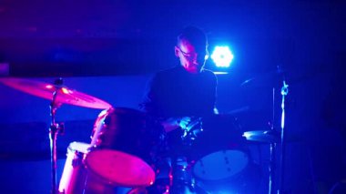 Gece kulübünde davulcu