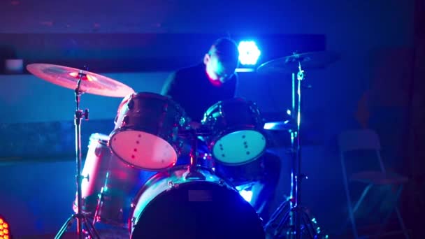 Bubeník hraje na bicí v nočním klubu — Stock video
