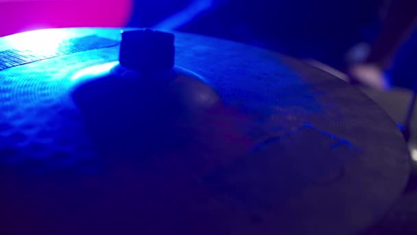 Batteur frappe tour cymbale avec des bâtons — Video