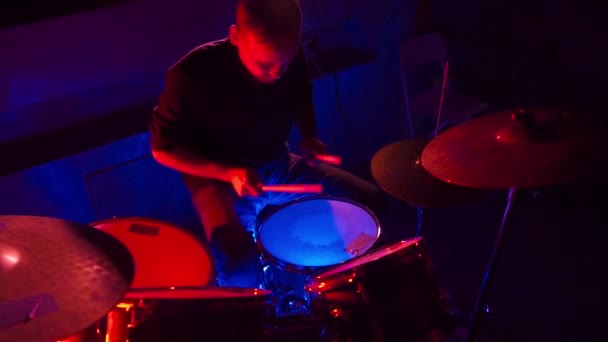 Baterista tocando bateria na boate — Vídeo de Stock