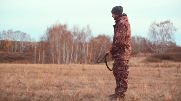 A vadász betölti a vadászpuskát. — Stock videók