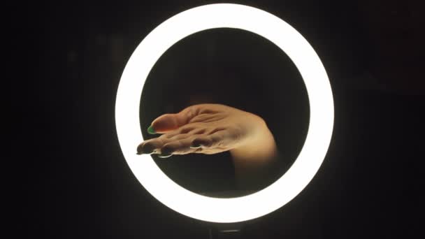 Palma feminina vazia para um presente. Iluminação escura e lâmpada — Vídeo de Stock