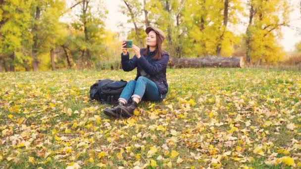 Chica turista en una caminata en el bosque de otoño — Vídeos de Stock