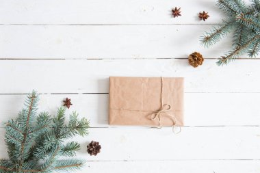 Noel ya da yeni yıl geçmişi. Dalları hediyelerle donatın..